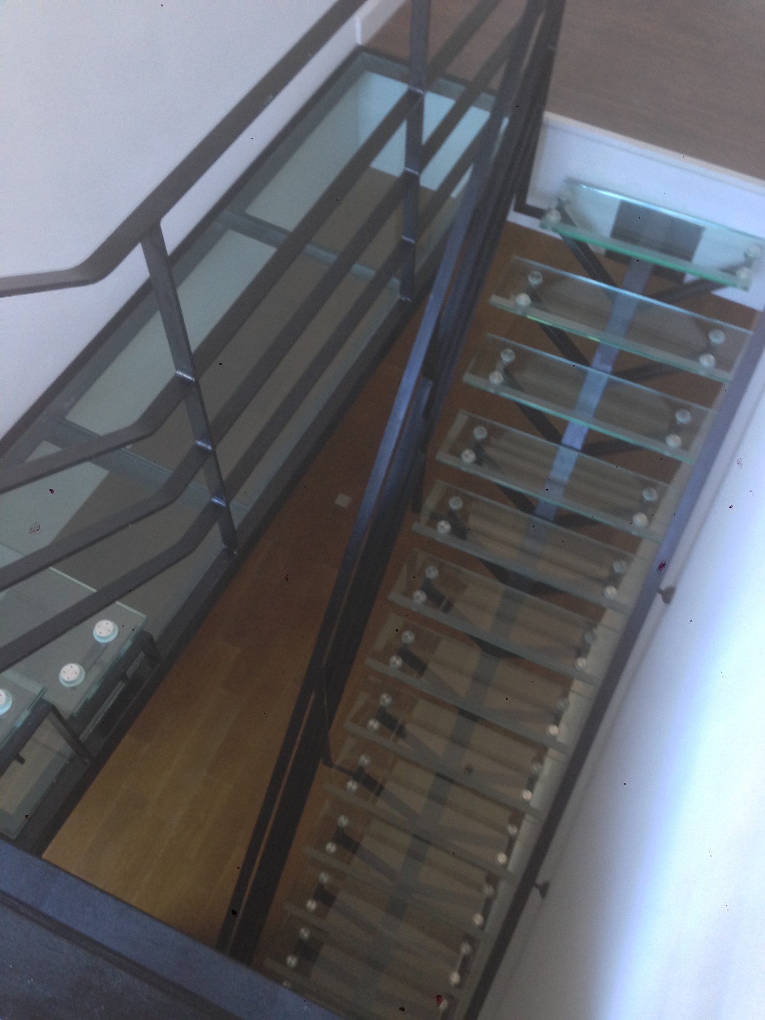 escalier en métal avec marches en verre sur Avignon